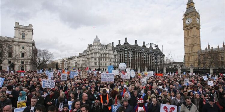 بريطانيا .. إضراب آلاف الأطباء احتجاجًا على الرواتب