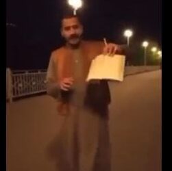 إقدام شخص مصري على “تمزيق القرآن” في السعودية يشعل ضجة واسعة