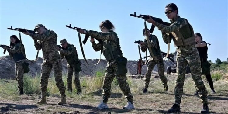 بالصور “مجندات الجيش الأوكراني” يختبرن زيا عسكريا مخصصا “للنساء فقط”