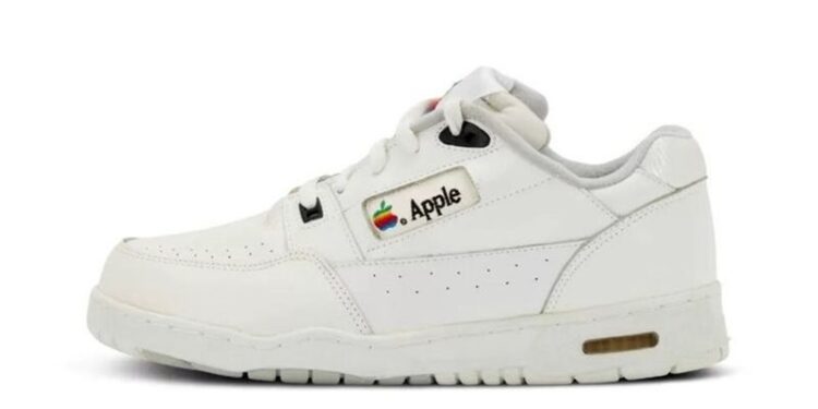 سعر خيالي لحذاء رياضي  “صنع من أجل أبل”