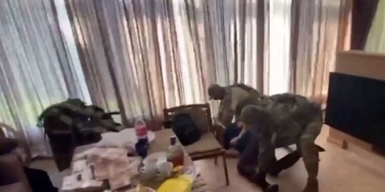 روسيا .. اعتقال رجل طبع (25 مليون روبل) مزيفة