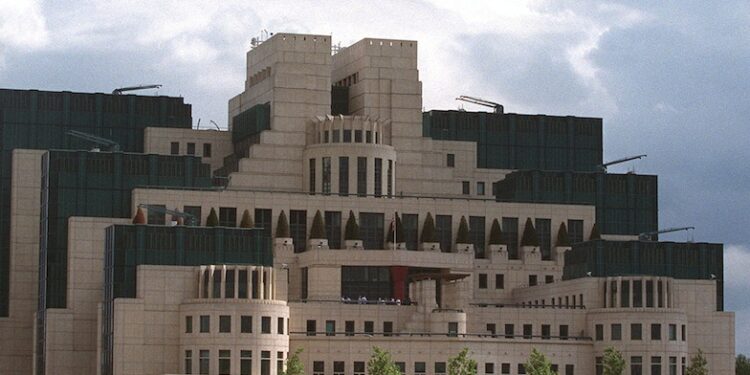 الاستخبارات البريطانية .. غزو أوكرانيا “غيّــر ميزان القوة” بين الصين وروسيا