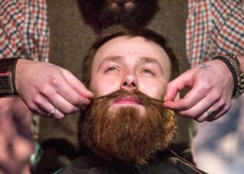 رمز الرجولة التاريخي يســـتـــرد “عرش الموضة”