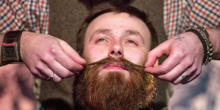 رمز الرجولة التاريخي يســـتـــرد “عرش الموضة”