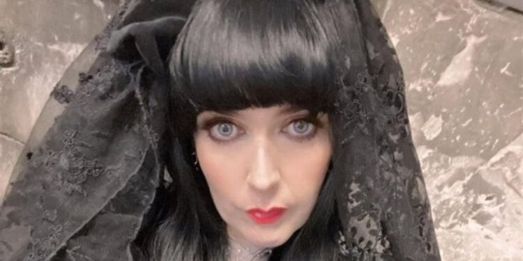 طلاق مغنية بريطانية شهيرة بسبب مارلين مونرو