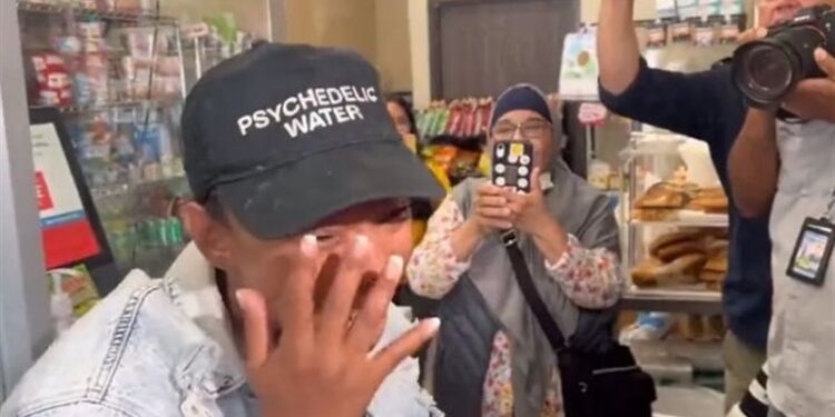 امرأة أمريكية تفوز بمليار $ في مسابقة يانصيب و “صاحب المتجر يتهمها بالكذب”