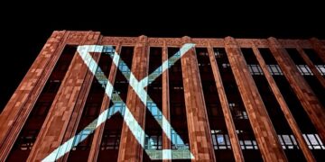 تويتر يتحول رسمياً إلى X