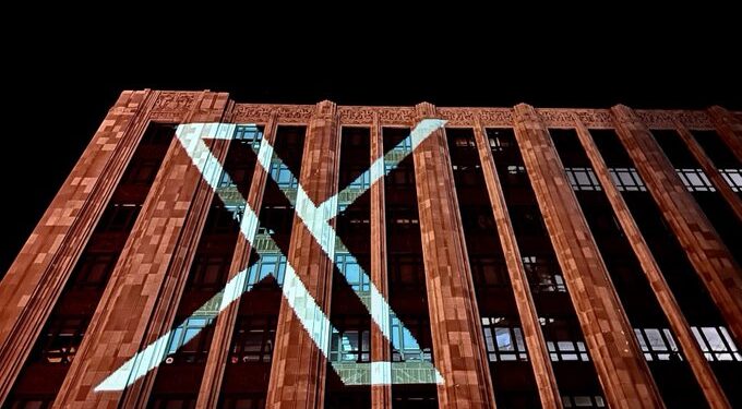 تويتر يتحول رسمياً إلى X