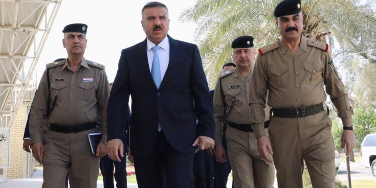 وزير الداخلية  يزور كلية الشرطة ويؤكد على الاهتمام بالجوانب التدريبية