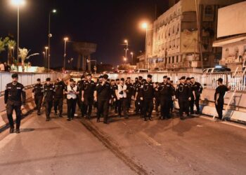 بالصور قوات حفظ القانون و الشرطة المجتمعية تنفذ حملة أعاده تنظيف وصيانة نفق ساحة التحرير