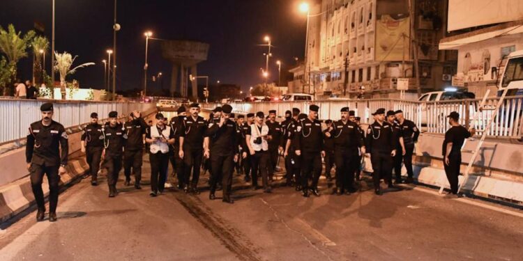 بالصور قوات حفظ القانون و الشرطة المجتمعية تنفذ حملة أعاده تنظيف وصيانة نفق ساحة التحرير