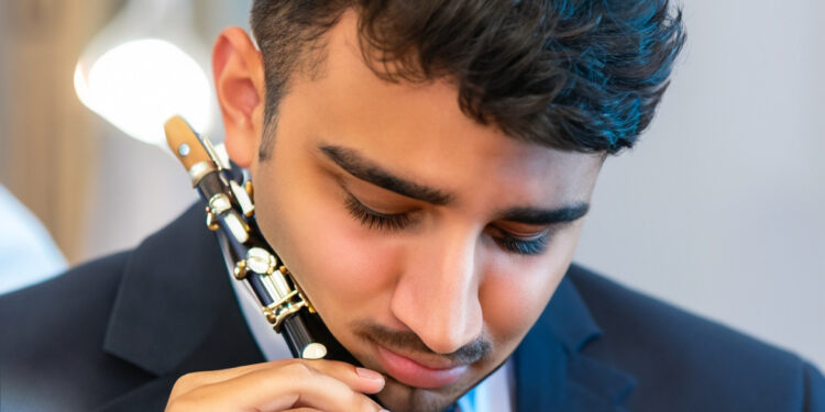 أحبّ فتاة وعزف في عرسها بالصدفة !