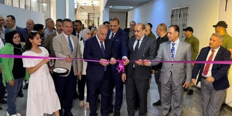 وزير الثقافة يفتتح معرضا لـ(النحت المعاصر) ويدعو المثقفين الى اقتناء الاعمال الفنية المميزة