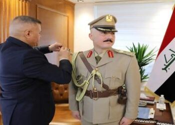 وزير الداخلية يقلد مرافقه الشخصي رتبة