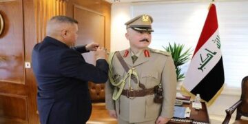 وزير الداخلية يقلد مرافقه الشخصي رتبة