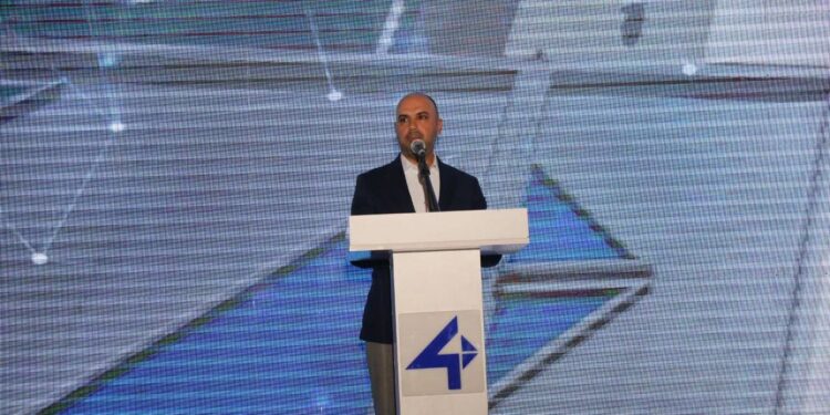 محافظ النجف يفتتـــح مشروع مجمع سكني جديد