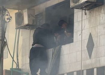 النجف .. كوادر الدفاع المدني تصارع الوقت والحريق لإنقاذ 160 زائرا بفندق في المدينة القديمة