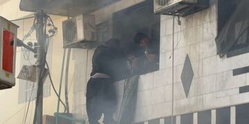 النجف .. كوادر الدفاع المدني تصارع الوقت والحريق لإنقاذ 160 زائرا بفندق في المدينة القديمة