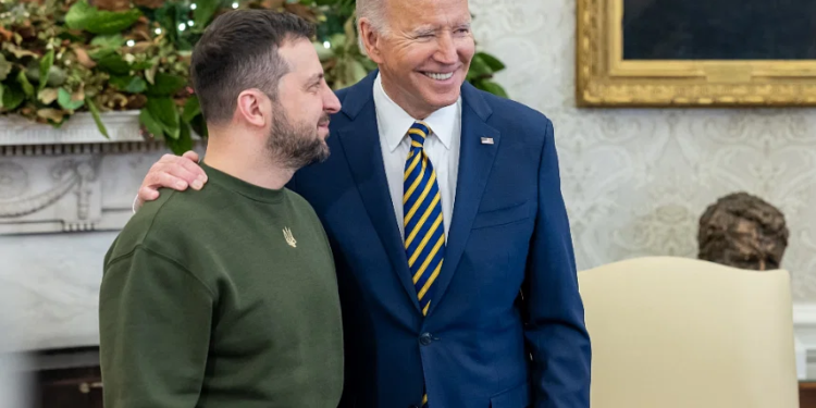 صحفي أمريكي ينتقد الإنفـــاق السخي على (حرب الوكالة في أوكرانيا)