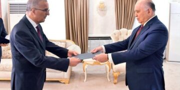 وزير الخارجيَّة يتسلـَّم نسخة من أوراق اعتماد السفير الجزائري الجديد لدى العراق