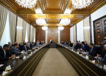 رئيس الوزراء يترأس اجتماعاً  مع رجال الأعمال