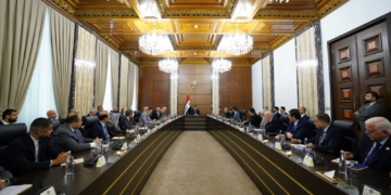 رئيس الوزراء يترأس اجتماعاً  مع رجال الأعمال