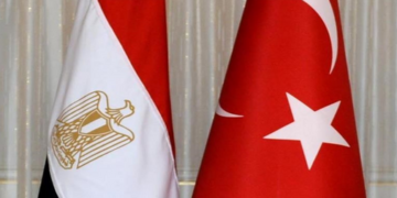 تركيا ومصر تعلنان “رفع العلاقات الدبلوماسية بينهما إلى مستوى السفراء”