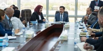 العلاق يؤكد على ضرورة الارتقاء بمستوى “خدمات الزبائن” واستثمــار التقنيات الماليَّة الحديثة