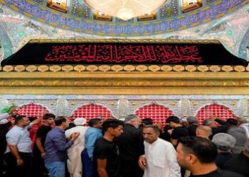 بحلول ذكرى عاشوراء ضريح الامام علي (ع) يتشح السواد