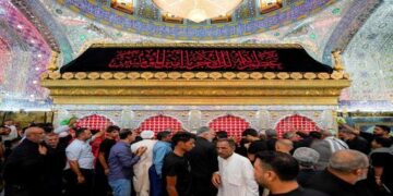 بحلول ذكرى عاشوراء ضريح الامام علي (ع) يتشح السواد
