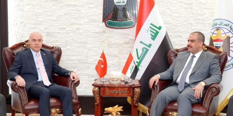 وزير التجارة يلتقي السفير التركي