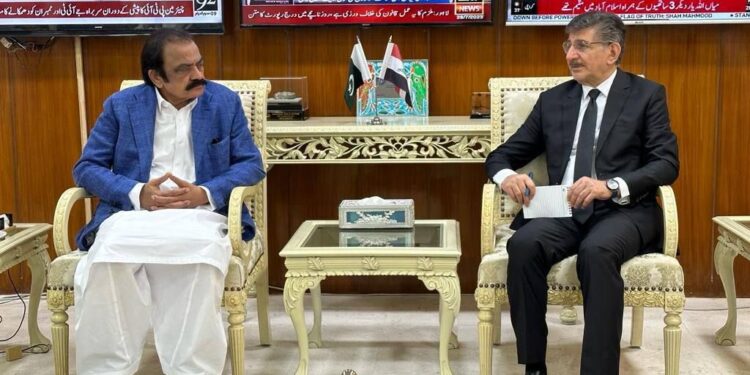 سفير العراق في اسلام آباد يلتقي مع وزير الداخليَّة الباكستانيّ