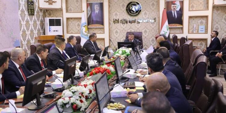 وزير الداخلية يترأس اجتماعاً لمناقشة اجراءات في “توحيد الجهد الأمني والاستخباري لمكافحة المخدرات”