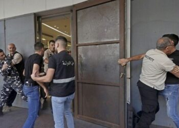 لبنان.. اقتحام مصرف من قبل مودع مع نجله ليحرر وديعته