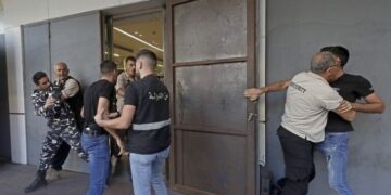 لبنان.. اقتحام مصرف من قبل مودع مع نجله ليحرر وديعته