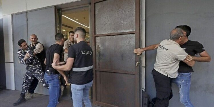لبنان.. اقتحام مصرف من قبل مودع مع نجله ليحرر وديعته