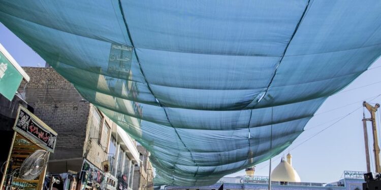 العتبة العباسية تغطي اكثر من (13 الف متر مربع) من فضاءات الشوارع بقماش الساران