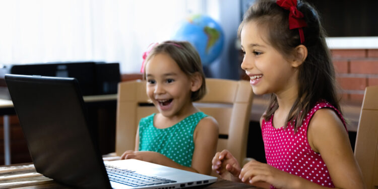 اليونسكو تحــــذر من تبعات “استخدام التكنولوجيا” في المدارس