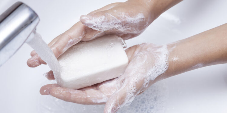 بريطانيا .. المواطنون يتجنبون استخدام الصابون بسبب ارتفاع تكاليف المعيشة