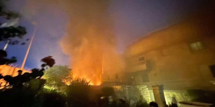 اقتحام السفارة السويدية في بغداد واشعال النار فيها