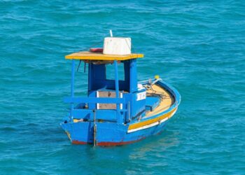 إنقاذ أمريكي كان يلف العالم بقاربه