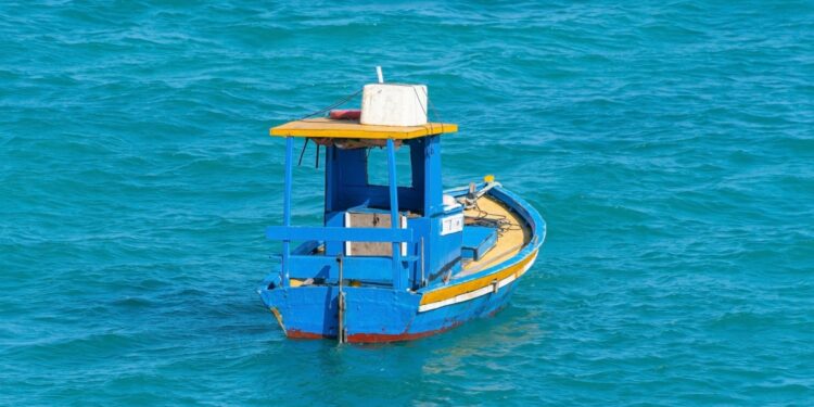 إنقاذ أمريكي كان يلف العالم بقاربه