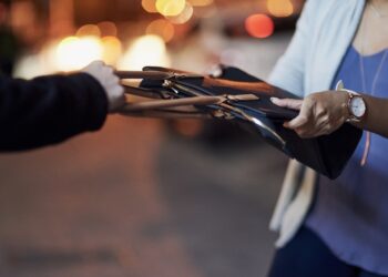 جملة (Attenzione Pickpocket) ابتكرتها امرأة إيطالية لكشف اللصوص فتحولت إلى تريند