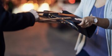 جملة (Attenzione Pickpocket) ابتكرتها امرأة إيطالية لكشف اللصوص فتحولت إلى تريند