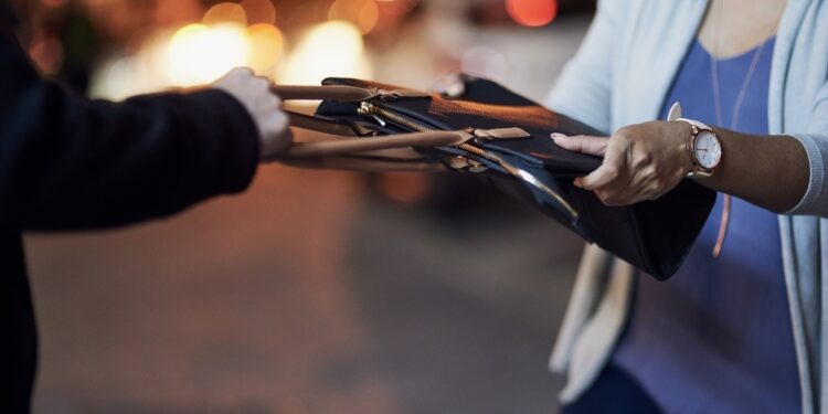 جملة (Attenzione Pickpocket) ابتكرتها امرأة إيطالية لكشف اللصوص فتحولت إلى تريند