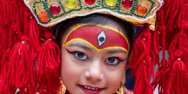 يختارونهن بمواصفات خاصة وينصبونهن “إلهة”.. عبادة الفتيات في النيبال