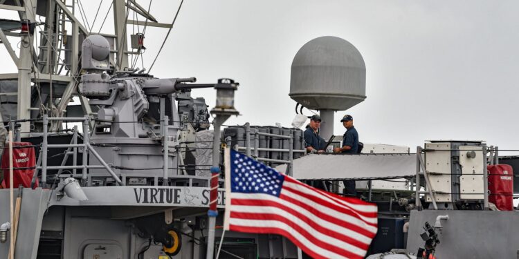 إيران تحاول الاستيلاء على ناقلتي نفط والبحرية الأميركية تتدخل