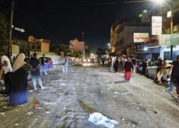 الجيش الإسرائيلي يحاصر (13 ألف فلسطيني) داخل مخيم