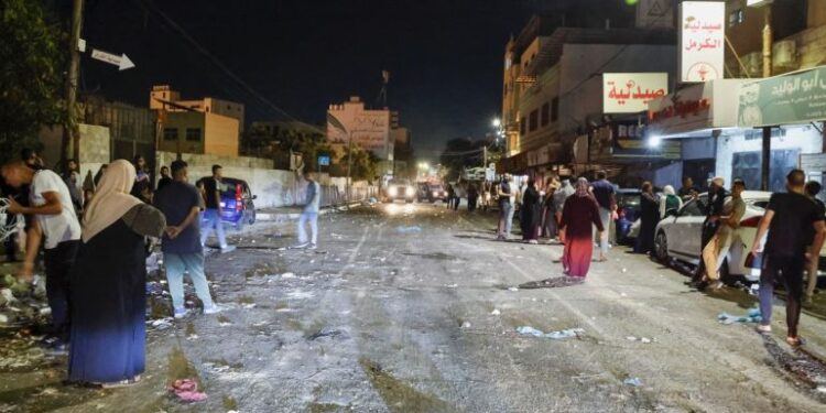 الجيش الإسرائيلي يحاصر (13 ألف فلسطيني) داخل مخيم