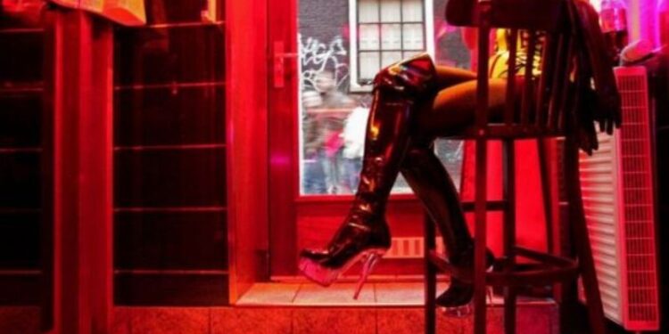 فرنسا .. تفكيــك “شبكة دعارة” إيراداتها السنوية مليون يورو